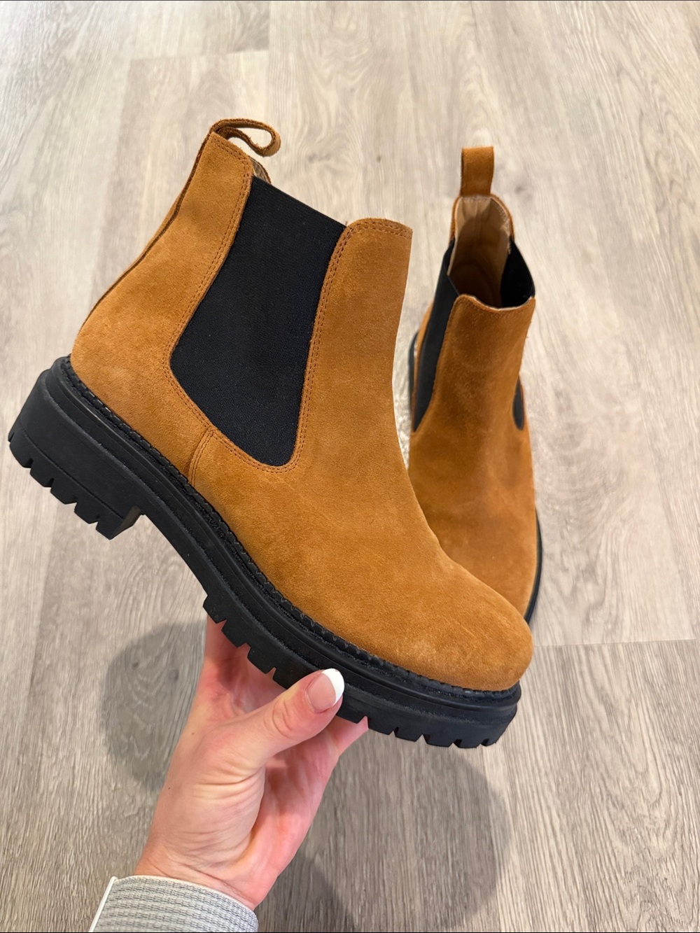 Anthropologie women’s chelsea Boots in Cognac Suede Black Elastic